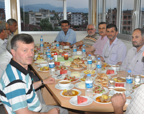 emekli-ve-merkez-din-gorevlilerine-iftar-daveti-(1).20140715104034.jpg