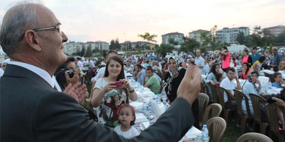 ak-parti-iftar-yemeginde-vatandaslarla-bir-araya-geldi3.jpg