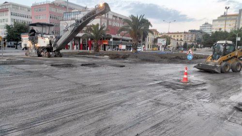 cumhuriyet-meydanina-yeni-asfalt-(2).jpeg