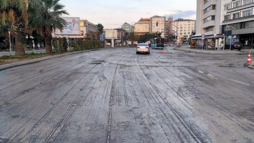cumhuriyet-meydanina-yeni-asfalt-(3).jpeg